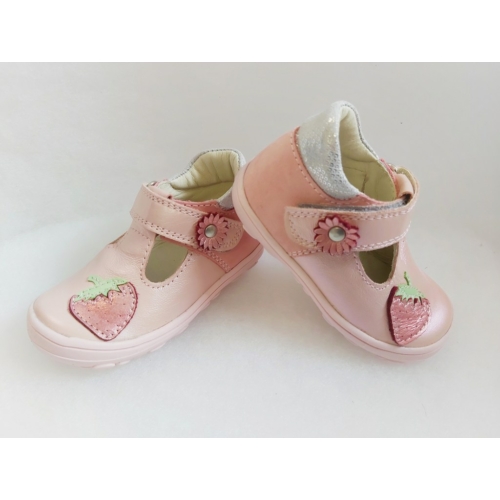 rózsaszín nyitott cipő eper dísszel